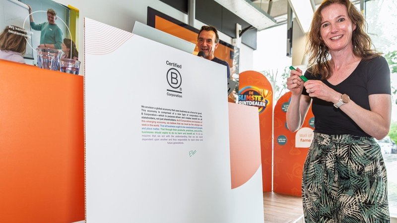 Drukwerkdeal behaalt B Corp™-certificering en schrapt waterflesjes uit het assortiment